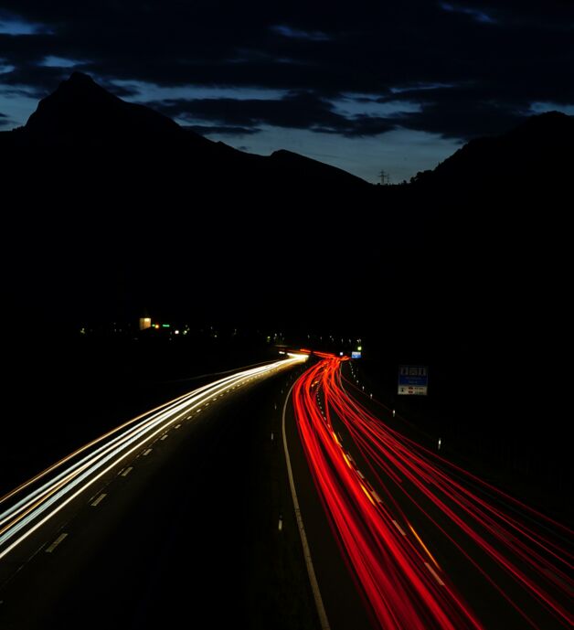 Foto einer befahrenen Straße, welche mit einer langen Belichtungszeit fotografiert wurde - von Josen De Queiroz